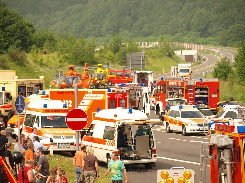 Schwerer Unfall mit Reisebus Lohmar Donrather Dreieck P172.JPG